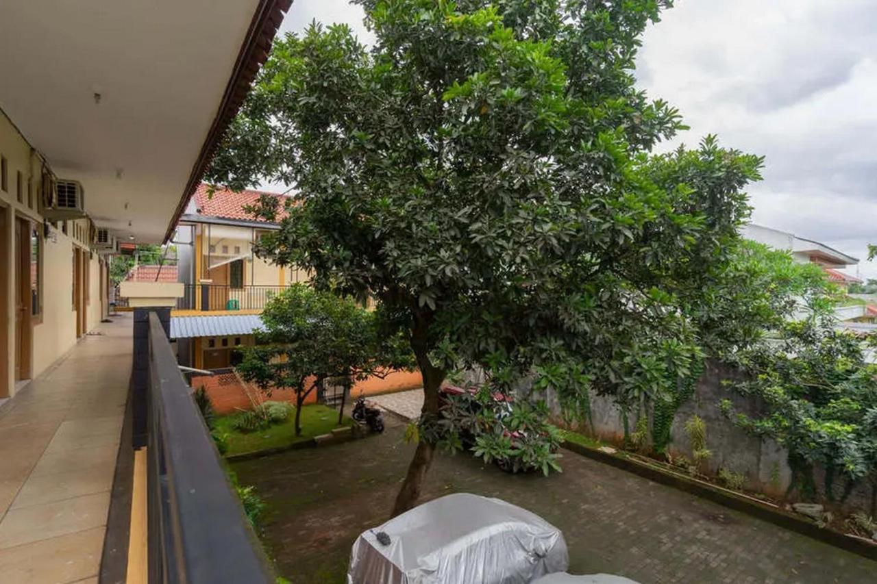 Kostawira Syariah Bintaro Mitra Reddoorz Hotel Mencil Kültér fotó