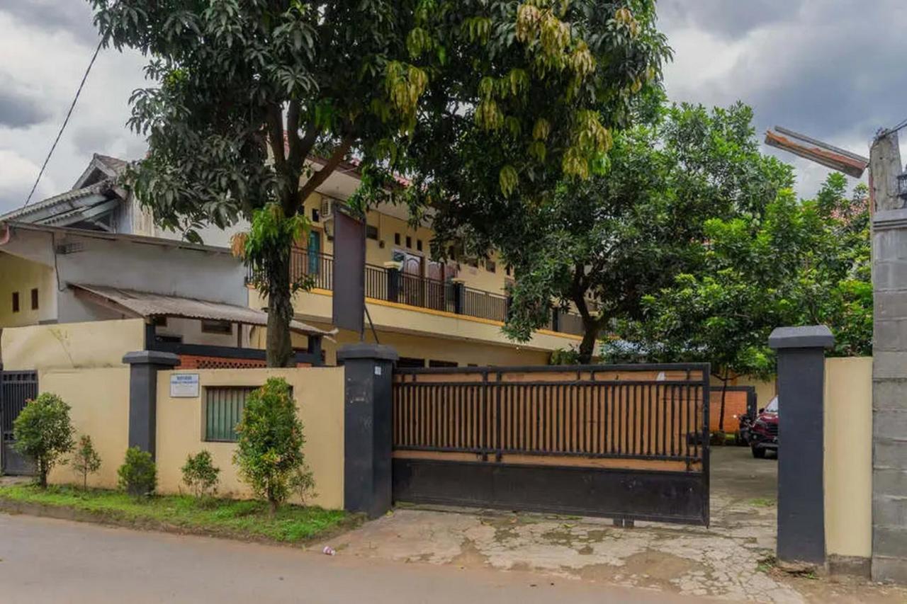 Kostawira Syariah Bintaro Mitra Reddoorz Hotel Mencil Kültér fotó