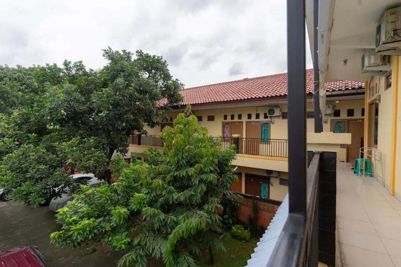 Kostawira Syariah Bintaro Mitra Reddoorz Hotel Mencil Kültér fotó