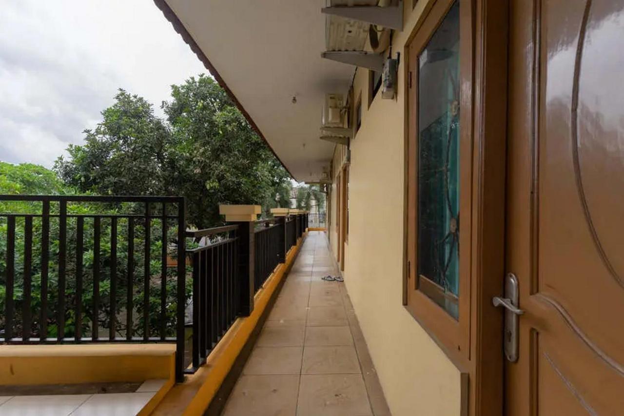Kostawira Syariah Bintaro Mitra Reddoorz Hotel Mencil Kültér fotó